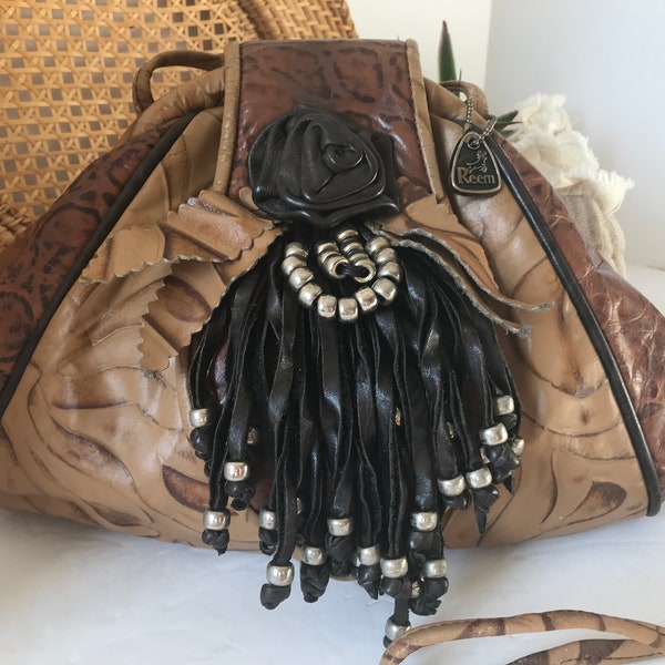 sac à main en cuir Reem vintage des années 1980 avec rose, découpes et détails avant de gland perlé, sac à main en cuir Reem vintage des années 80