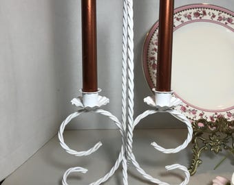 Vintage witmetalen kandelaar, vintage shabby chic wit geschilderde metalen dubbele armkandelaar, Engels landelijk decor, shabby chic decor