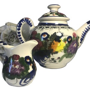 Zabytkowy, ręcznie malowany i sygnowany czajniczek z pokrywką i dzbankiem do mleka Giorgosa Nikolaou, kolorowy ceramiczny czajniczek i dzbanek do mleka Giorgosa Nikolaou