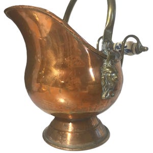 Balde de capacete holandês vintage em cobre, balde de carvão em cobre envelhecido Vtg, panela de cobre Vtg com alça de porcelana e detalhes de cabeça de leão em latão.
