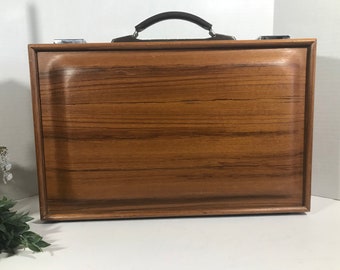 Vintage Mid Century Teak Holz Aktentasche, VTG MCM Holz Aktentasche mit Schlössern und Schlüsseln, Holz Koffer, Holz Aktentasche, MCM Dekor, Mid Century Dekor