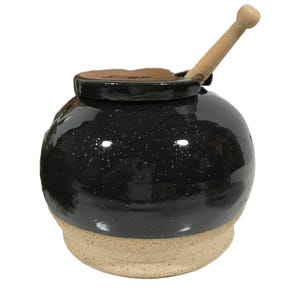 Tarro de miel y cucharón de cerámica negra, tarro de miel de cerámica de arcilla esmaltada negra, tarro de miel de cerámica rústica natural y negra con cucharón de madera