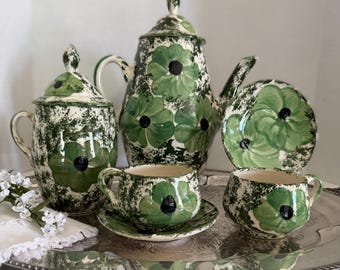 Juego de té vintage de 6 piezas pintado a mano con motivos florales verdes, cerámica estilo cottage Spongeware, servicio de café de arte popular, tetera, lechera, tazas y platillos.