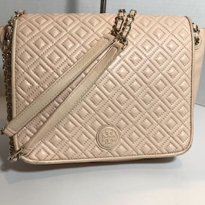 Bolso de mano de piel rosa con detalle de rombos acolchados de Tory Burch, bolso de mano de piel rosa con detalle de correa de cadena acolchado de Tory Burch, monedero de Tory Burch