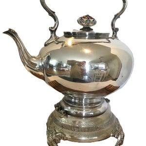 Vintage elegante zilveren theepot op standaard, VTG verzilverde vintage koffiepot op stijgbuis, elegante statement verzilverde koffietheepot op standaard