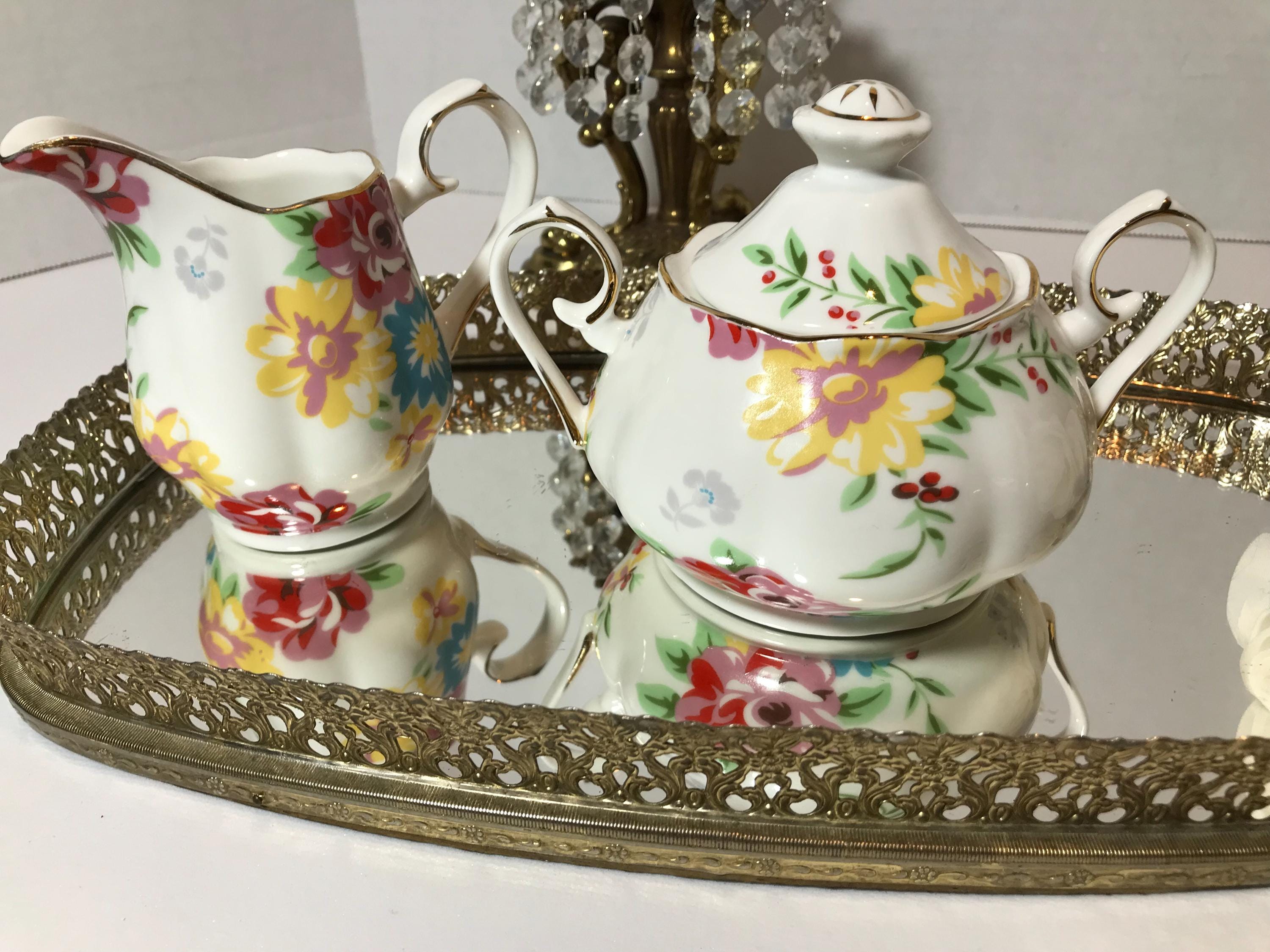 グレースティーウェアのヴィンテージスタイルの白い花柄磁器製