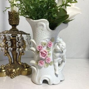 Jarrón de porcelana de querubín vintage de la década de 1940, querubín de bisque de porcelana cerámica y jarrón de relieve floral, jarrón de querubín elegante rosa blanco de estilo victoriano