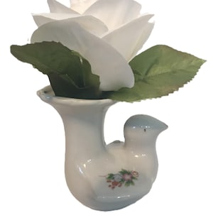 Vintage ceramic small bird vase, white bud base, White bird shaped bud vase, Single stem bird vase, floral bird small vase, unique vase.