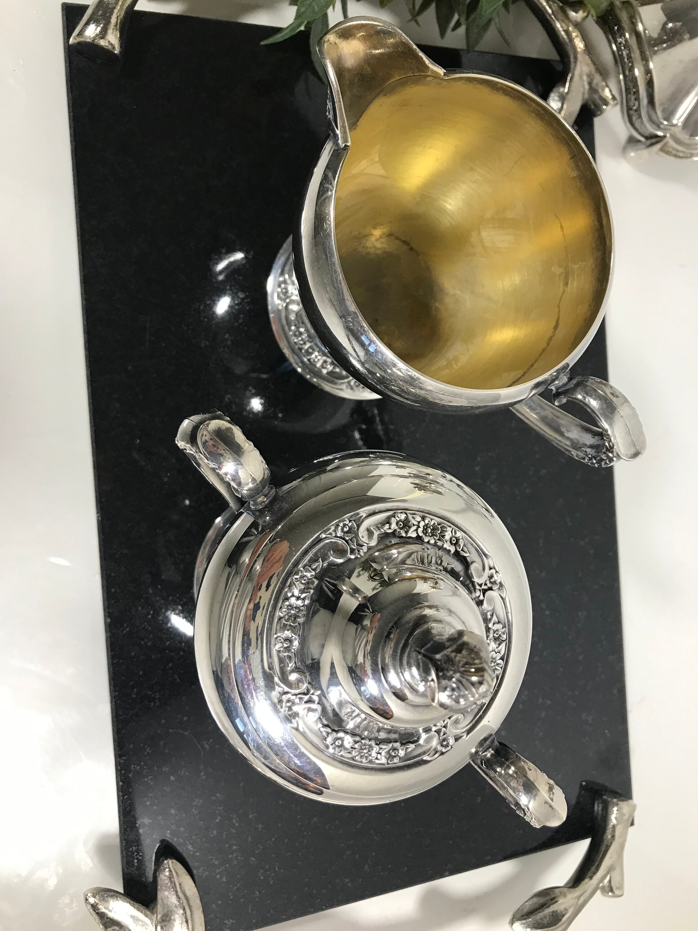 ヴィンテージのシルバープレート製クリーマーとシュガーボウル