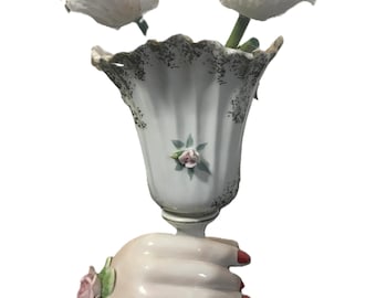 Vintage jaren 60 porseleinen delicate vaas met geschulpte rand met hand rond de basis.