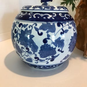 Vintage Porzellan florales Ingwerglas, Vtg weiße und blaue Deckeldose in Apfelform, Chinoiserie blau und weißes Porzellan Vorratsglas Urne