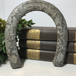 Vintage cast iron horse shoe, Vintage Sears and Roebuck #2 horseshoe,  horseshoe home decor, horse shoe paperweight, horse shoe doorstop