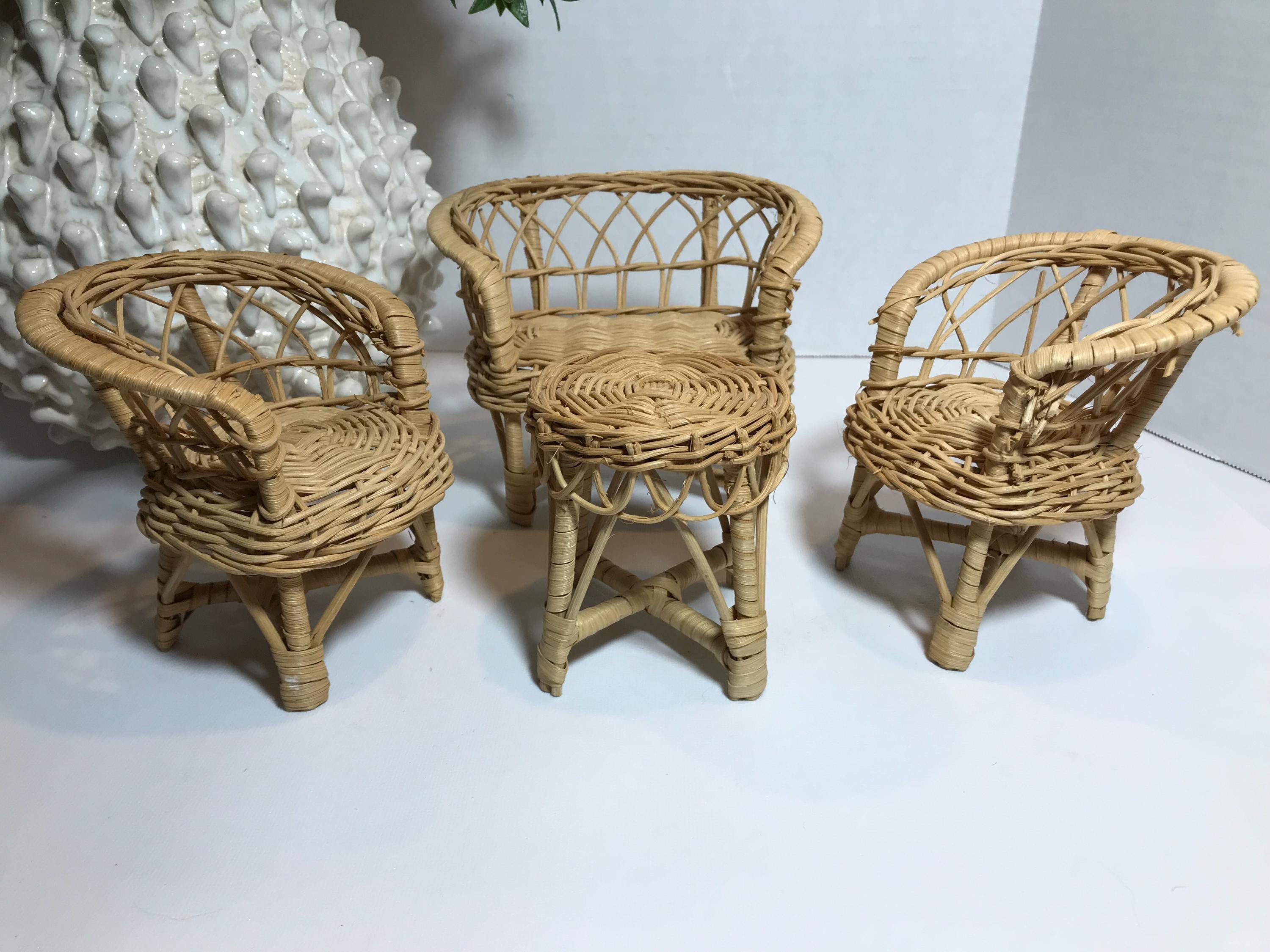 Ensemble De Mobilier Miniature Rotin/osier - Table Et 2 Chaises Pour Poupée - Vintage Années 70