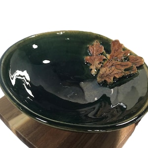 Cuenco vintage de cerámica verde esmaltada, firmado por estudiante amateur, con detalle de hojas aplicadas. ¡Perfectamente imperfecto! Firmado por MJ.