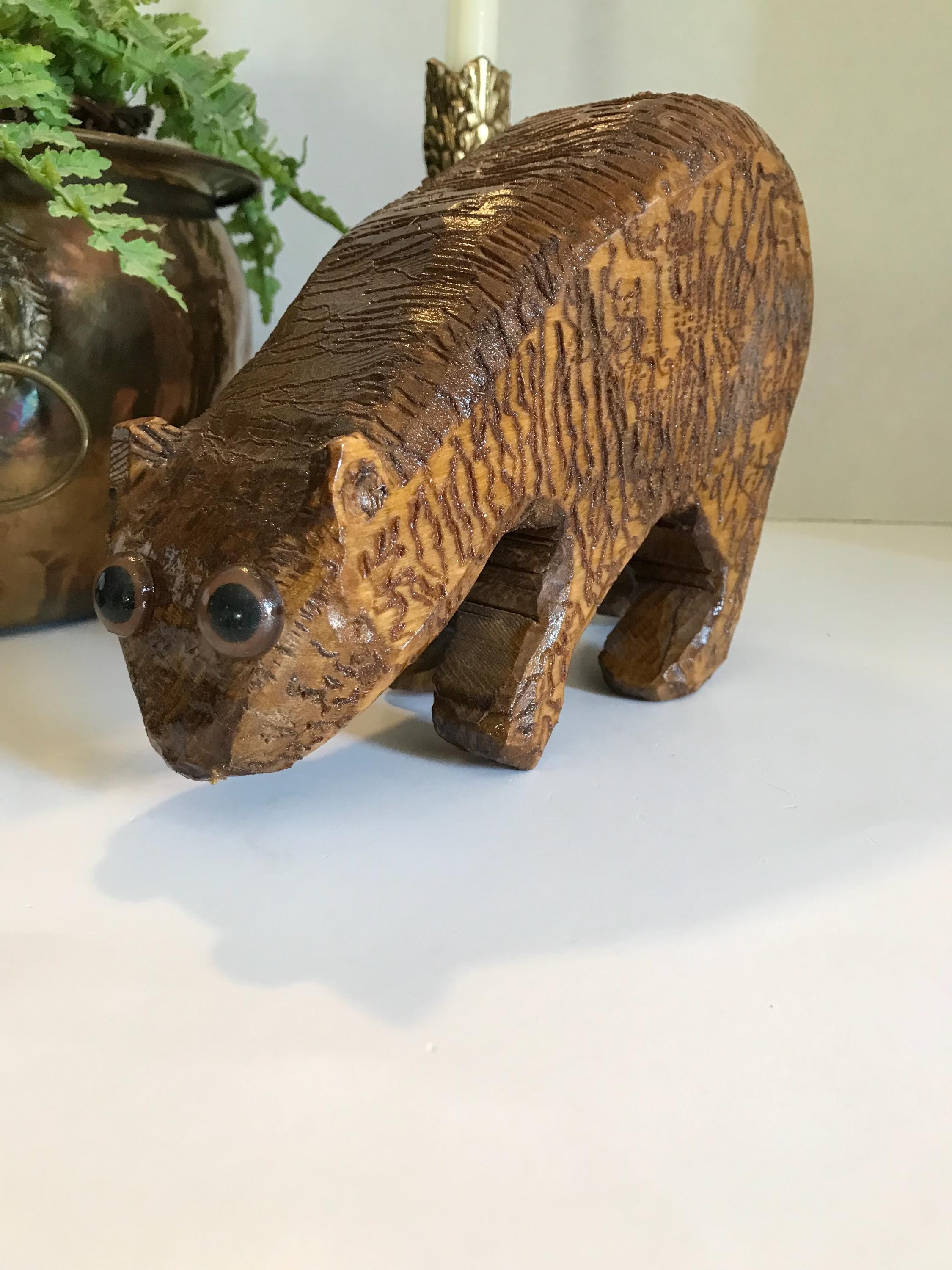 ヴィンテージの手彫りの木製クマの大きな像、目が飛び出たヴィンテージ