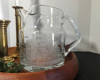 Vintage geëtste handgeblazen glazen kruik, Vintage geëtste zeilboot karaf kruik, Geëtste glazen Mast Clipper nautische barware kruik