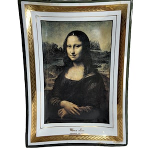 Op de afbeelding: Rechthoekige keramische schaal met het schilderij Mona Lisa van Leonardo da Vinci. Het kunstwerk is omlijst met een gouden rand en een wit binnenkader. De schaal heeft een donkergroene rand en de tekst "Mona Lisa" is zichtbaar.
