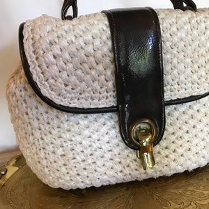 Vintage 1960er Jahre Gaymode weißes Stroh und braune Lackleder Handtasche Geldbörse, Vintage Gaymode synthetisches weißes Stroh Geldbörse