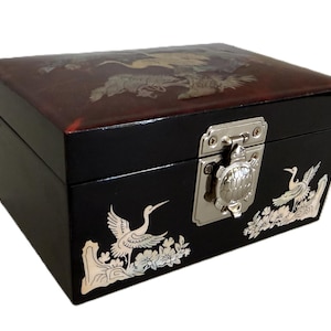 Vintage svart asiatisk musikalisk smyckesask i trä, svart lack i Chinoiserie-stil, med inläggningar av abalone och pärlemor, dekorativ ask