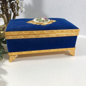 Vintage blaue Samt Schmuckschatulle, Gold und Samt Cameo Schmuck- und Spieluhr, elegante blaue Samt Schmuckschatulle, Hollywood Regency Schmuckschatulle