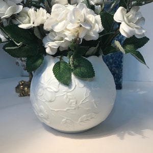 Vintage Kaiser Germany porcelain bowl, Vtg Kaiser porcelain white scalloped edge vase, Kaiser Germany bisque ceramic white shabby chic vase