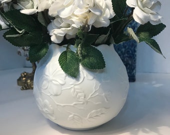 Vintage Kaiser Germany porcelain bowl, Vtg Kaiser porcelain white scalloped edge vase, Kaiser Germany bisque ceramic white shabby chic vase