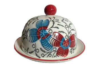 Anthropologie-Stil Coastline Imports einzigartige runde Butterdose, Keramik-Schwarzweiß mit rotem und blauem Blumenmuster, Käseplatte mit Cloche