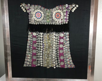 Vintage Turkmeens ceremonieel kinderkledingstuk ingelijst textielkunst, nomadische tribale jurk met munten, schelpen en kralen