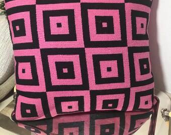 Poduszka dekoracyjna z motywem geometrycznym w kolorze różowo-czarnym, wykonana ręcznie z haftu krzyżykowego, wykonana z nowoczesnej włóczki