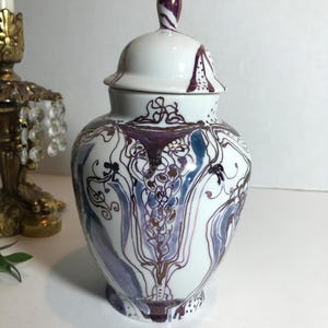 Vintage Apulum Porzellan Vorratsglas, Vtg weiß, blau und lila abstrakte Deckelvase, zeitgenössische Apulum Ingwer Glas Urne