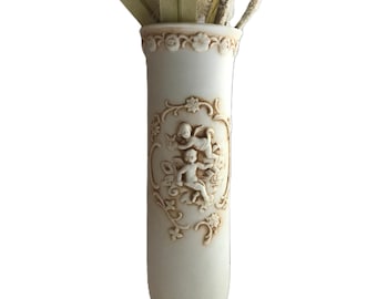 Vintage kleine Keramikporzellanporzellan-Engelchen und Blumenreliefvase, Vintage Knospe-Vase, Vintage weiße Knospe-Vase