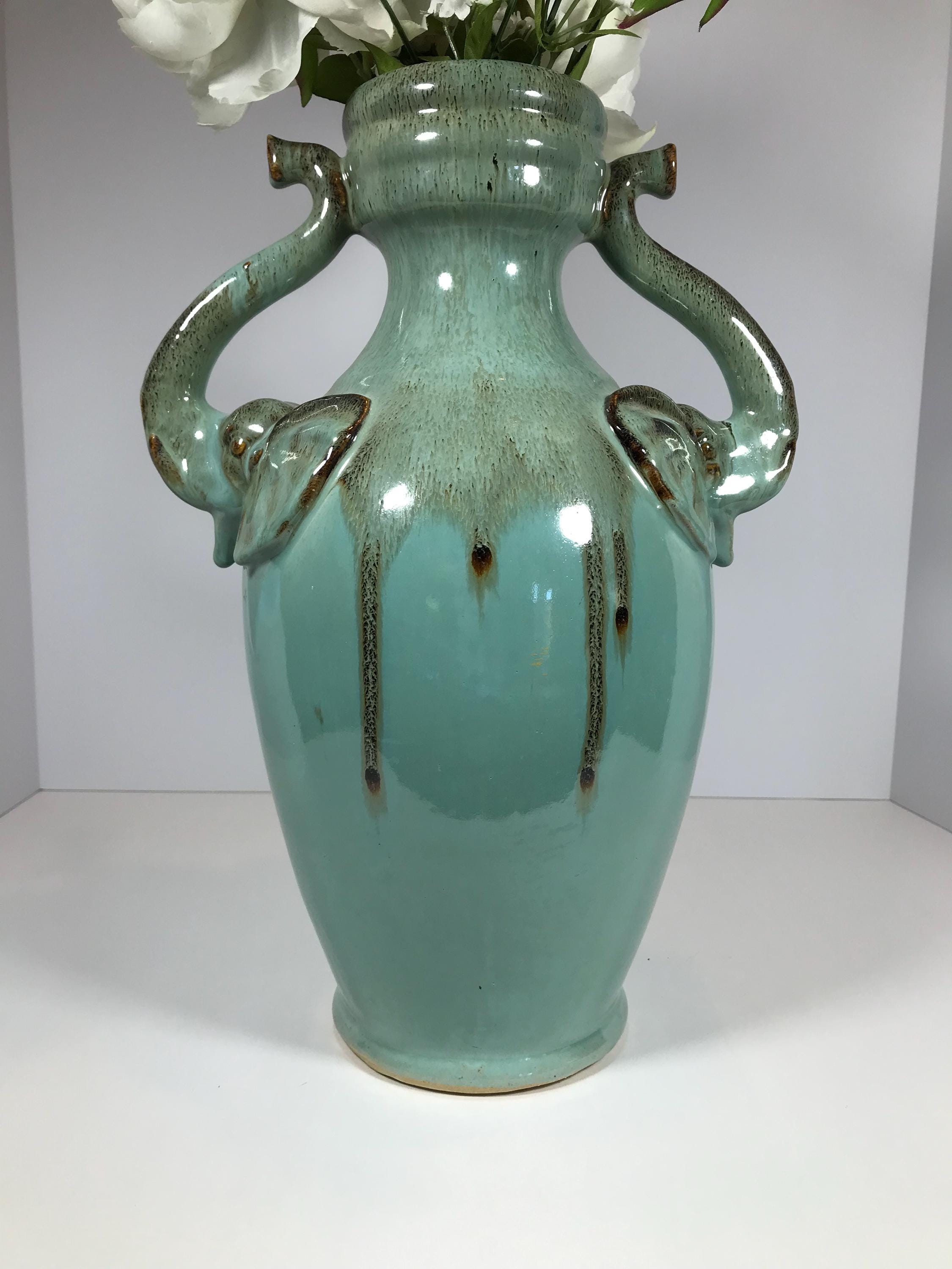 青色の陶器花瓶 釉薬 琥珀色の釉薬をかけた陶器のターコイズブルーの象の頭の取っ手が付いた