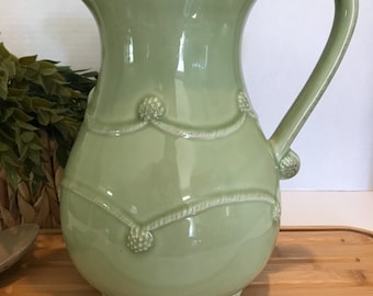 淡い緑色の陶器瓶 淡い緑色の陶器瓶