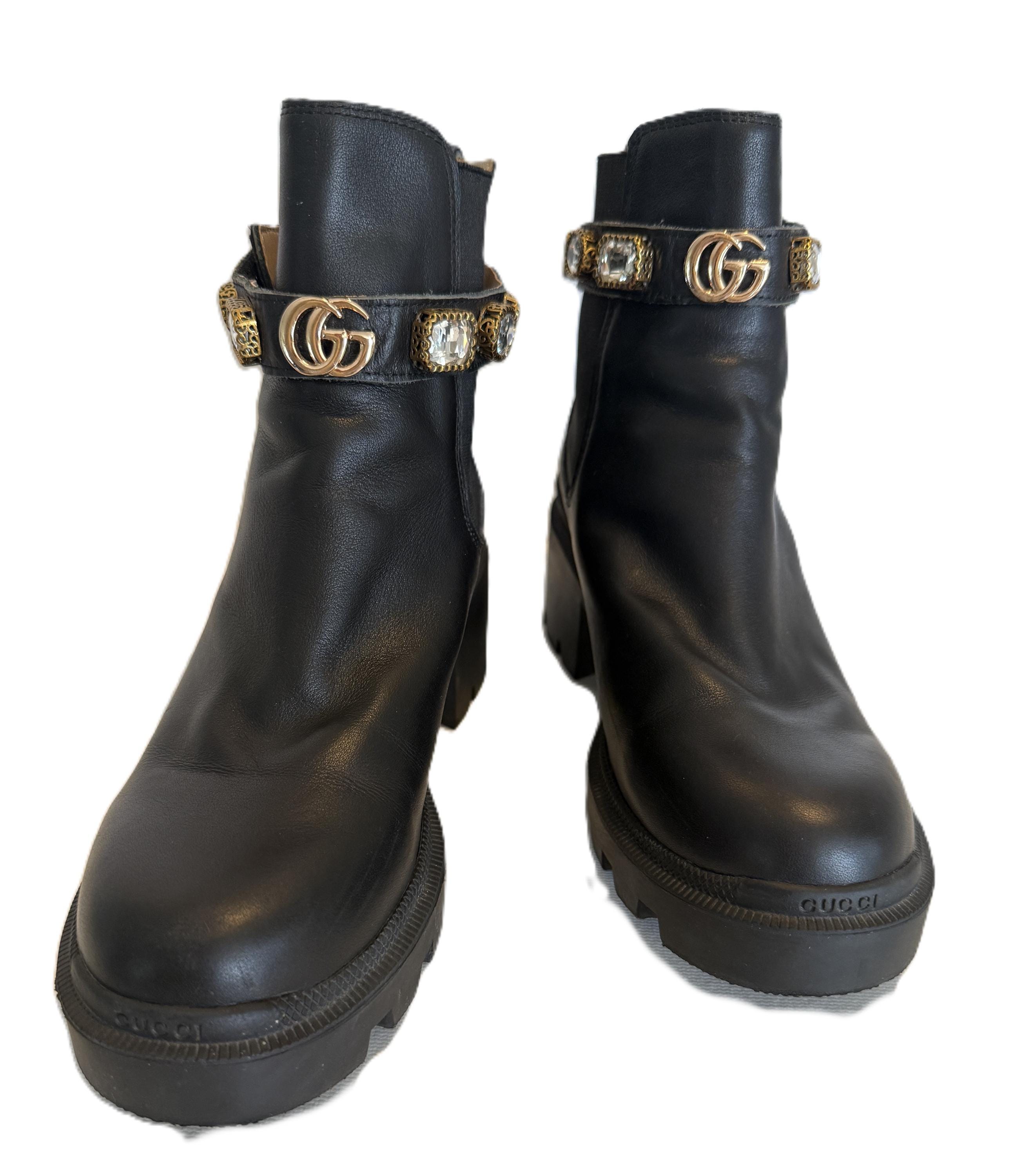 ② GUCCI ブラックレザーブーツ Gucci Black Leather Platform Ankle Boots With Jeweled GG Strap
