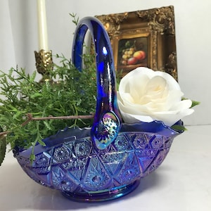 Vintage Karneval Glas blaue Korbschale, Vintage blau lila Karneval Glas gepresste Glasschale behandelt, überbackene Rand Karneval Glaskorb