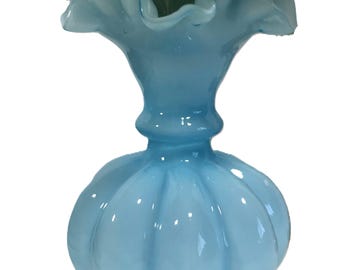 Jarrón vintage de cristal artístico azul de 6 pulgadas con borde superior ondulado.