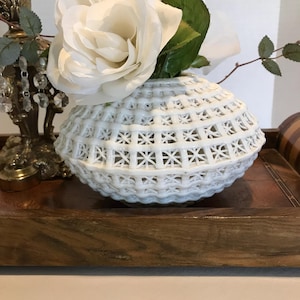 Vintage durchbrochene Porzellanvase, Vintage Dekovase mit offenem Gittermuster, zarte Elfenbeinkeramikvase, elegante strukturierte Durchbrucharbeitskanne