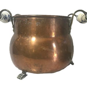 Chaleira de cobre primitiva vintage, panela com pés de cobre envelhecido Vtg, grande recipiente de cobre exclusivo com alças de porcelana de latão, panela de cobre