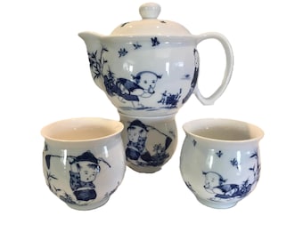 Juego de té pequeño de porcelana china vintage azul y blanca, juego de tetera y tazas pequeñas de estilo chinoiserie, juego de té con diseño infantil blanco y azul.