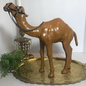 Statua vintage avvolta in pelle, statua di cammello in pelle invecchiata Vtg, statua di cammello in pelle, grande statuetta di cammello, decorazione di cammello, decorazione safari
