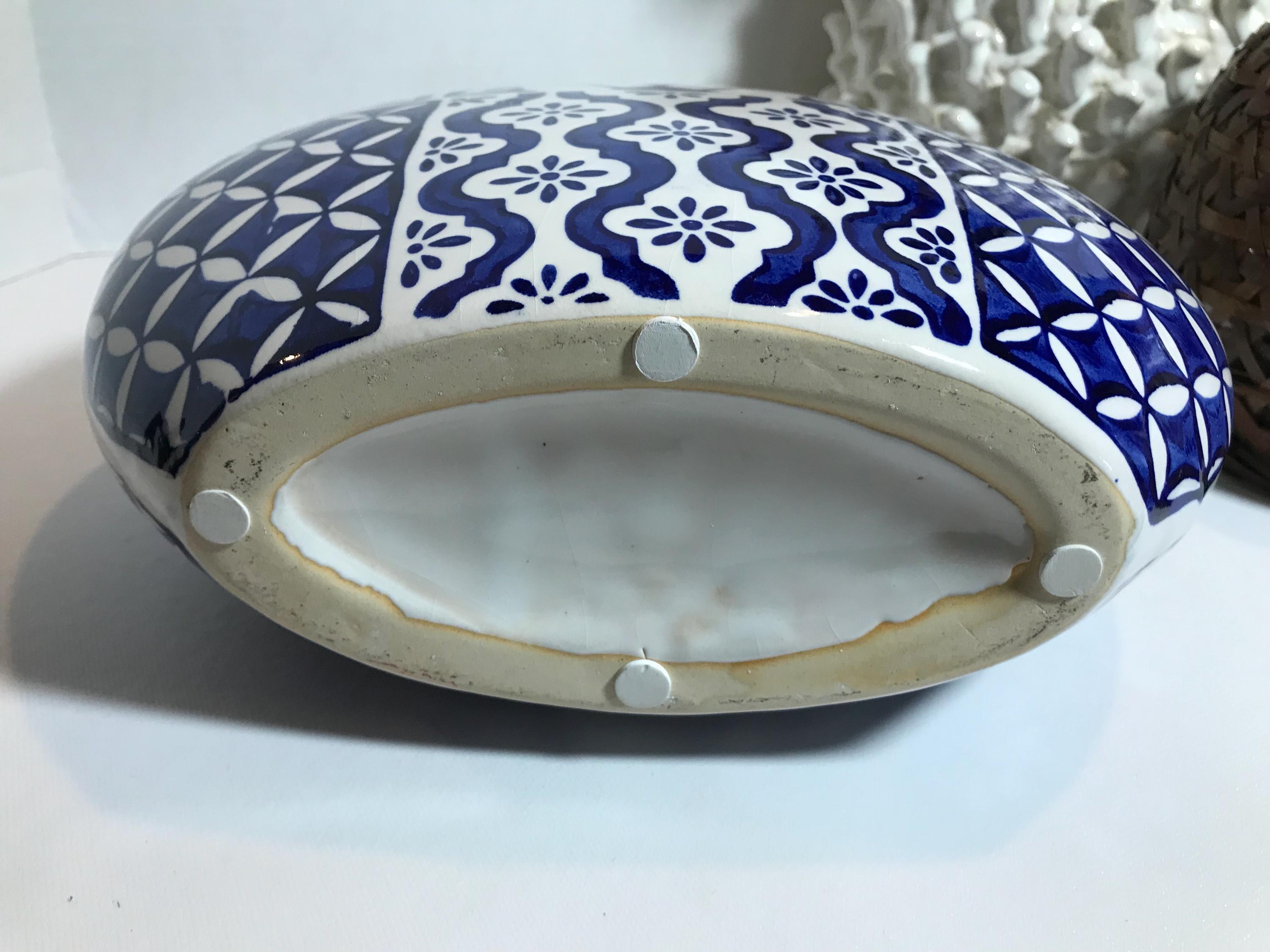 ユニークなタイル模様の白と青の陶器の花瓶、青と白のタイルのような