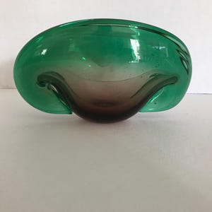 Vintage Archimede Seguso dla Murano Sommerso zielona szklana miska, Vintage Murano gradientowa zielona szklana miska w kształcie małży, vintage szkło Seguso