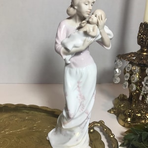 ヴィンテージの母と子の磁器彫刻、ヴィンテージのエレガントな母親が子供を抱く像、バレンシアの母と子の置物、子供部屋の装飾