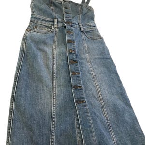 Free People - Robe barboteuse en jean, taille 0, Barboteuse style salopette en jean délavé Free People, Robe longue en jean boutonnée sur le devant, Robe en jean Free People image 2