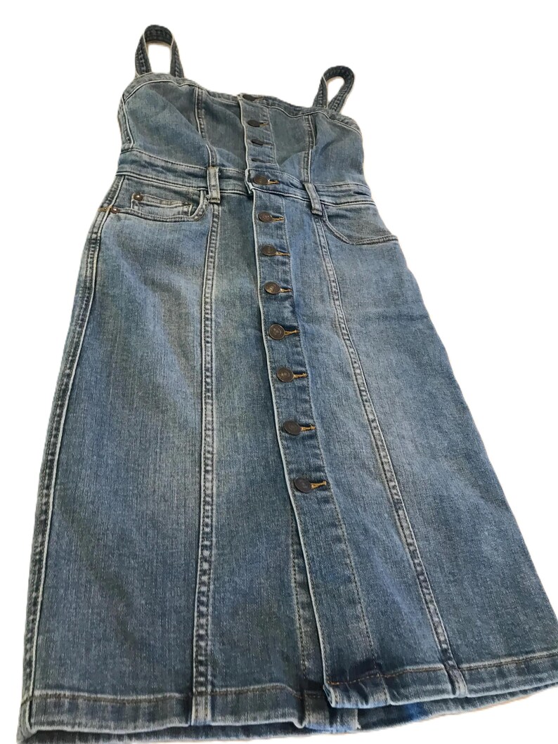 Free People - Robe barboteuse en jean, taille 0, Barboteuse style salopette en jean délavé Free People, Robe longue en jean boutonnée sur le devant, Robe en jean Free People image 2