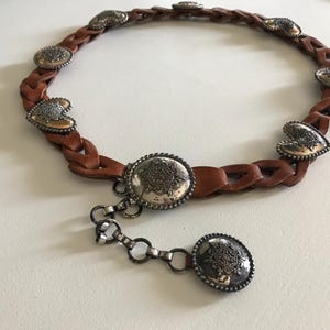 Ceinture en cuir véritable Brighton vintage 1993 avec coeurs argentés, ceinture marron en cuir tressé Brighton avec coeurs vieillis et détails pièces de monnaie.