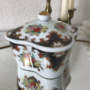 Caja de baratijas de porcelana vintage, caja de baratijas florales azules y blancas, caja de baratijas en forma de trébol, caja de baratijas de Japón, caja de baratijas Chinoiserie