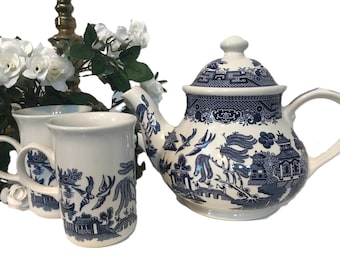 Vintage Churchill Teekanne Set, Churchill blaue und weiße Transferware, Vintage Churchill blue willow Teekanne und Tassen, Vintage blauer weißer Teller