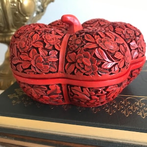 Vintage Chinese Cinnabar hand carved box, Vtg red carved Cinnabar trinket box, Vtg Chinoiserie decor trinket box, Vtg Cinnabar covered box