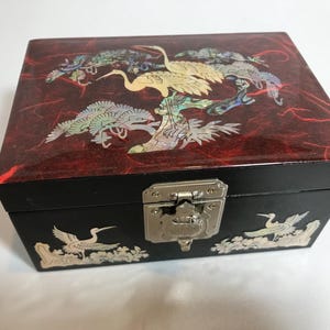 Antyczna czarna azjatycka drewniana szkatułka na biżuterię, lakierowana na czarno w stylu Chinoiserie, zdobiona abalonem i masą perłową, ozdobne pudełko